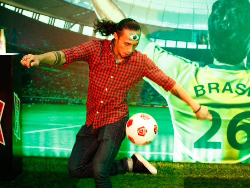 Anh Khoa lam ao thuat voi trai bong hinh anh