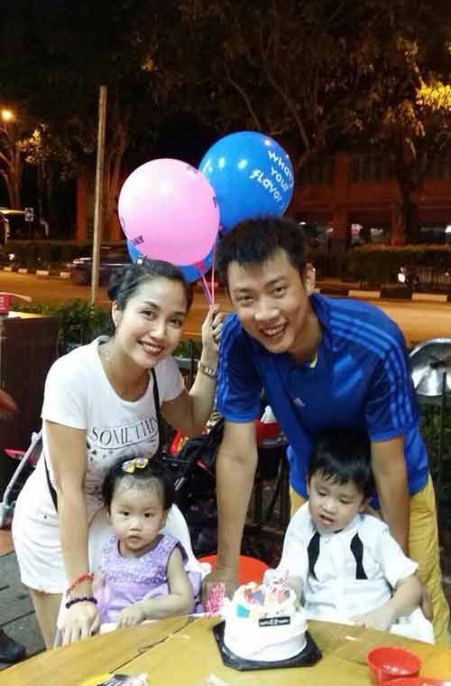 Vừa qua, nhân dịp sinh nhật con trai Xuân Lâm vừa tròn 3 tuổi, Ốc Thanh Vân và Trí Rùa cùng hai con đã có những khoảnh khắc vui chơi đầy thú vị. Nữ diễn viên cũng trở nên xinh đẹp và đằm thắm hơn rất nhiều. Bé Coca - Xuân Lâm được bố mẹ tổ chức sinh nhật đơn giản và ấm áp.