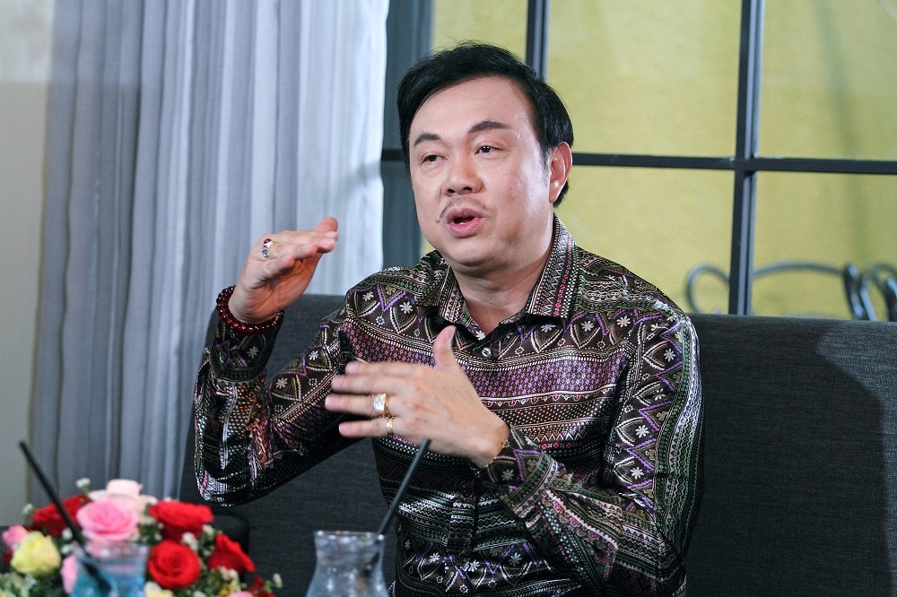 Danh hai Chi Tai tung dap xe ban bao, kiem an tung bua hinh anh