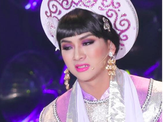 Hoai Lam ngat xiu ngay sau khi nhan giai hinh anh