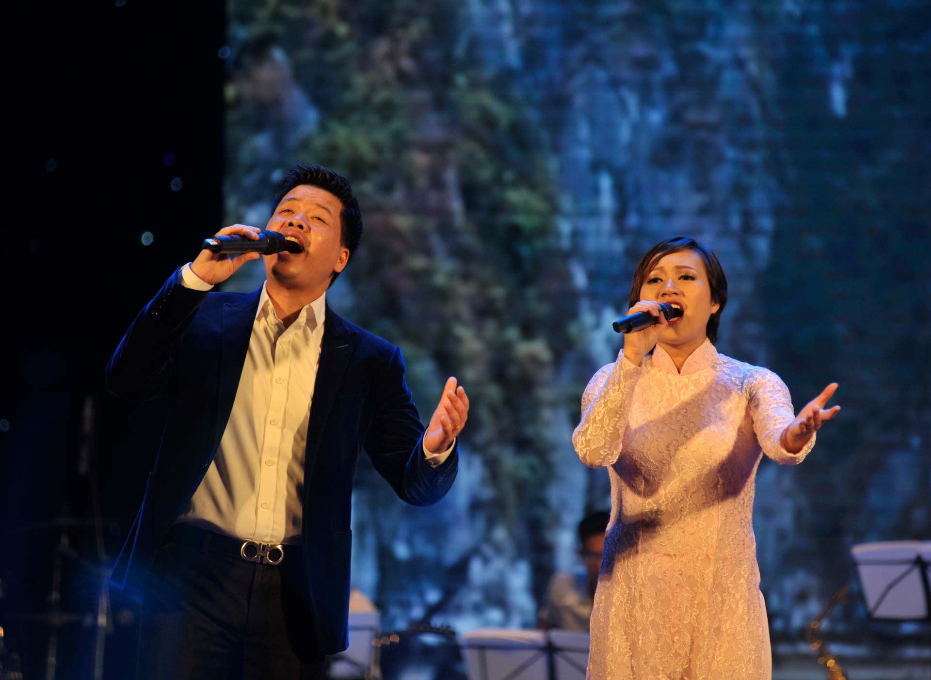 Ca khuc 'Noi dao xa' hinh anh