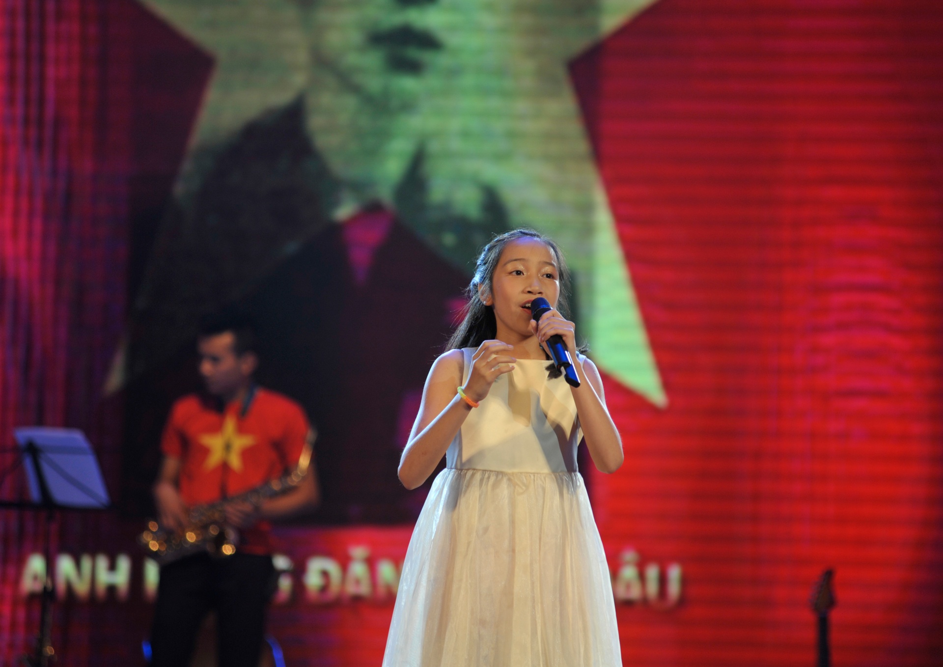 Con gai My Linh hat 'Tu nguyen' hinh anh