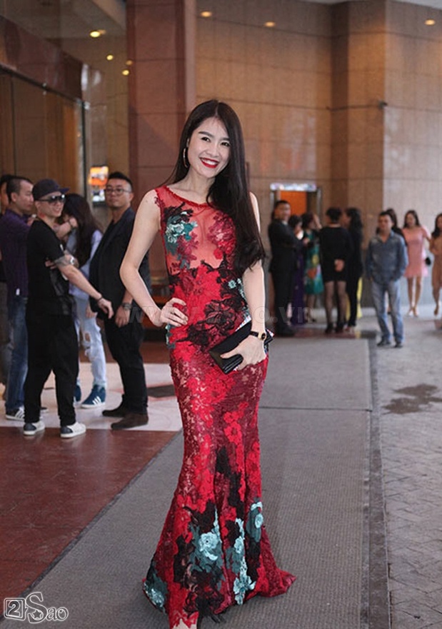 Quế Vân diêm dúa quá đà khi đi dự đám cưới. Với trang phục thế này, cô rất dễ nổi hơn cô dâu nhưng điều đó bị coi thiếu lịch sự với chủ nhân của tiệc cưới.