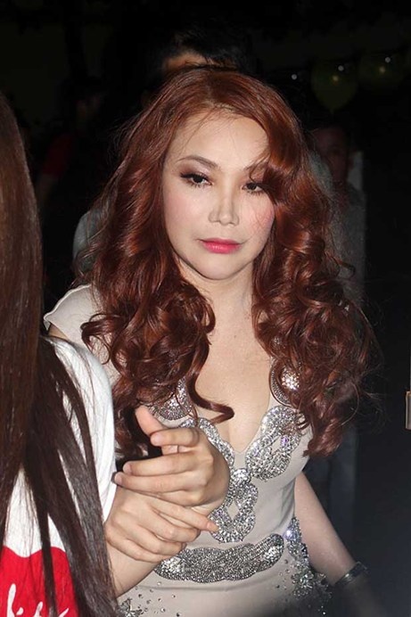 Khuôn mặt sưng phồng với chiếc mũi quá lõ và đôi mắt xếch. môi và cằm néo mó, tất cả đã biến Hồ Quỳnh Hương thành người có khuôn mặt thiếu tự nhiên không khác gì chuyển giới.