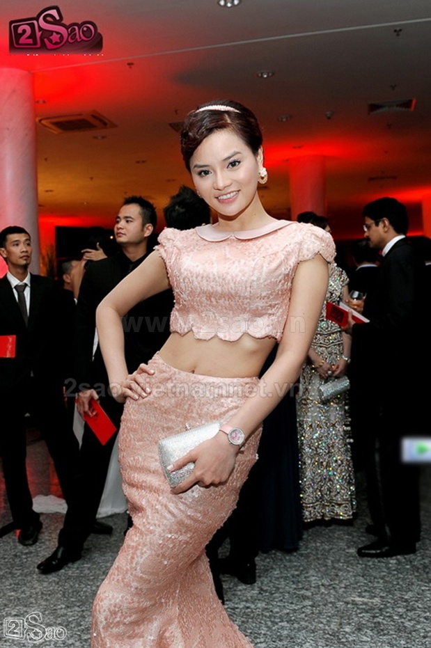 ]Vũ Thu Phương với trang phục thảm đỏ nhưng cũng thiếu lịch sự khi đi tham dự tiệc cưới. Nếu  đây là một chiếc đầm liền, có độ dài quá đầu gối thay vì dài lê thê như váy thảm đỏ thì trang phục của Vũ Thu Phương sẽ hoàn hảo để đi đám cưới