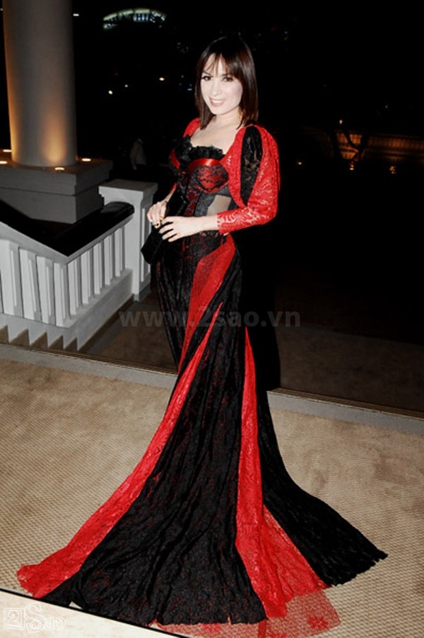 Đôi khi tham dự thảm đỏ, Phi Nhung rất đơn giản, có phần cẩu thả trong lựa chọn trang  phục. Thế nhưng ở đám cưới Jennifer Phạm, cô lại bỗng dưng trưng diện quá đà. Liệu có phải lâu lắm không được cảm nhận khoảnh khắc lung linh của thảm đỏ nên Trang Nhung đã chọn bộ đầm này và diện bừa trong đám cưới của Hoa hậu?