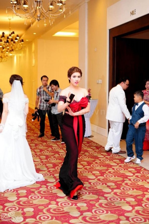 Hoàng My là em gái của cô dâu đồng nghĩa với việc cô nên tiết chế để chị gái tỏa  sáng trong ngày vui của mình. Trang phục quá nổi bật và diêm dúa mang phong cách thảm  đỏ này chắc chắn sẽ làm Hoàng My gây chú ý hơn chị gái. Nhưng xét ra, đây cũng là một trang phục xấu ngay cả khi nó được diện ở đúng sự kiện.