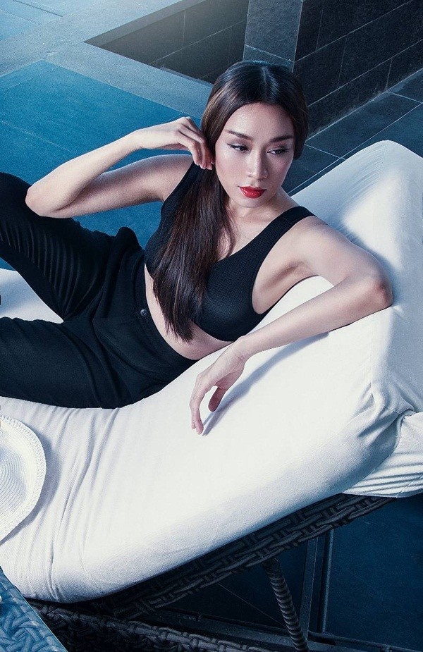 ... nhưng những bộ đồ đen mà cô mặc trong bộ ảnh lại không thể làm cô thanh mảnh hơn chút ít. Thêm vào đó là khuôn mặt bị đánh khối đậm, (lại là) kiểu tóc ngôi giữa và môi đỏ đã tiếp tục biến Minh Thư thành nạn nhân tiếp theo trong danh sách này.