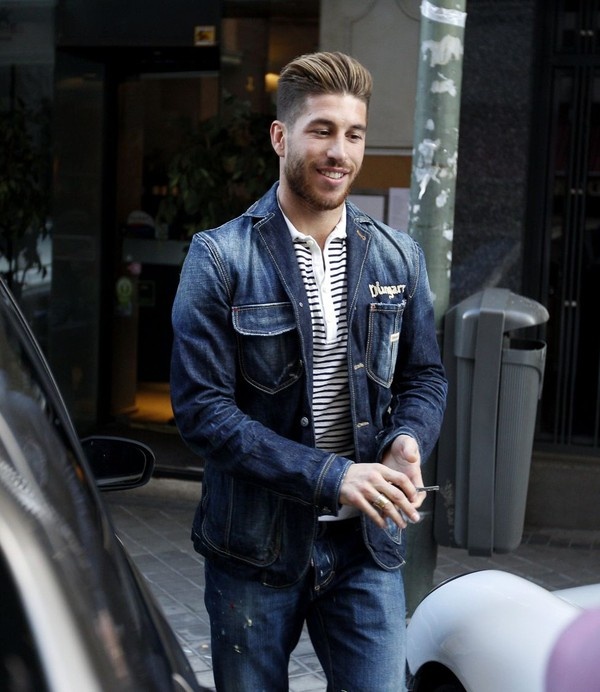 Áo denim jacket, jacket da cùng cách phối layering mang tính kinh điển của phái mạnh vẫn được Sergio Ramos áp dụng thành công. Không chỉ nằm trong Top cầu thủ mặc đẹp của World Cup 2014 mà ngay tại xứ sở bò tót, Sergio Ramos cũng được tôn vinh là cầu thủ ăn mặc 