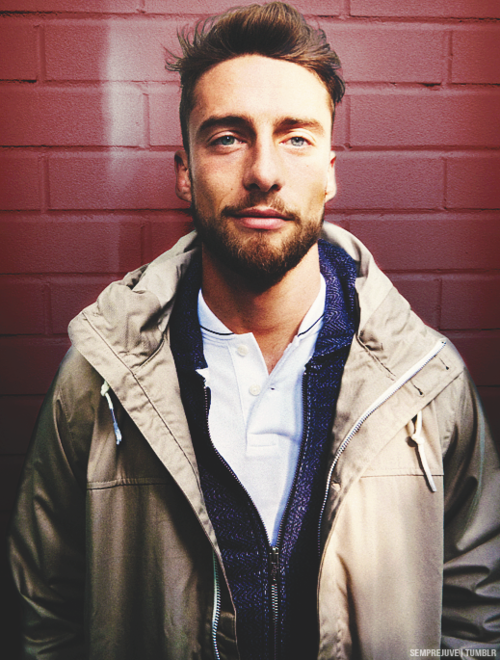 Chỉ với một chiếc quần jeans và áo sơmi trắng để hở khuy cổ cũng đủ để Claudio Marchisio lan tỏa sức hấp dẫn của mình. Và hơn hết, ai có thể cưỡng lại được đôi mắt xanh biếc đầy mơ mộng của vị 