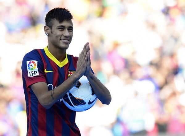 Chân sút của nước chủ nhà Brazil được chú ý vì sự phá cách trong thời trang. Ví dụ, thay vì diện áo sơmi, quần âu và đi giày tây như các đồng đội thì anh lại 