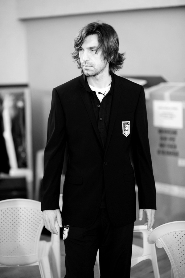 Trong mắt phái đẹp, nét hấp dẫn của lão tướng người Ý nằm ở phong thái hào hoa lẫn nam tính, thô mộc nhưng lại thời trang không chê vào đâu được.