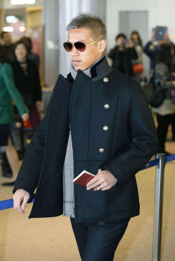  Điểm thú vị là phong cách của Keisuke Honda là sự pha trộn đầy ngẫu hứng giữa nét hiện đại khác lạ của Nhật Bản và phong thái hào hoa, lãng tử của Ý. Prada, Helmut Lang, Jil Sander, Versace, Armani... những thương hiệu đẳng cấp nhất đều có trong tủ đồ của tuyển thủ đẹp trai này.