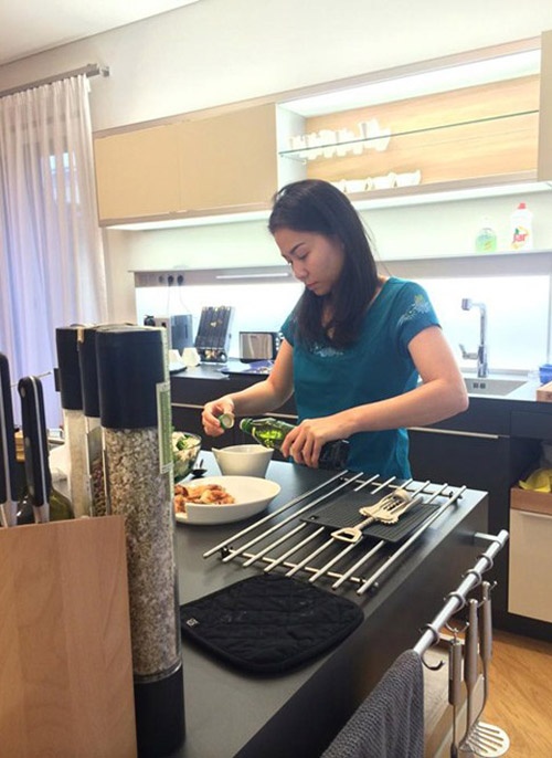 Ca sĩ Thu Minh giản dị trong căn hộ hạng sang ở Hà Lan.