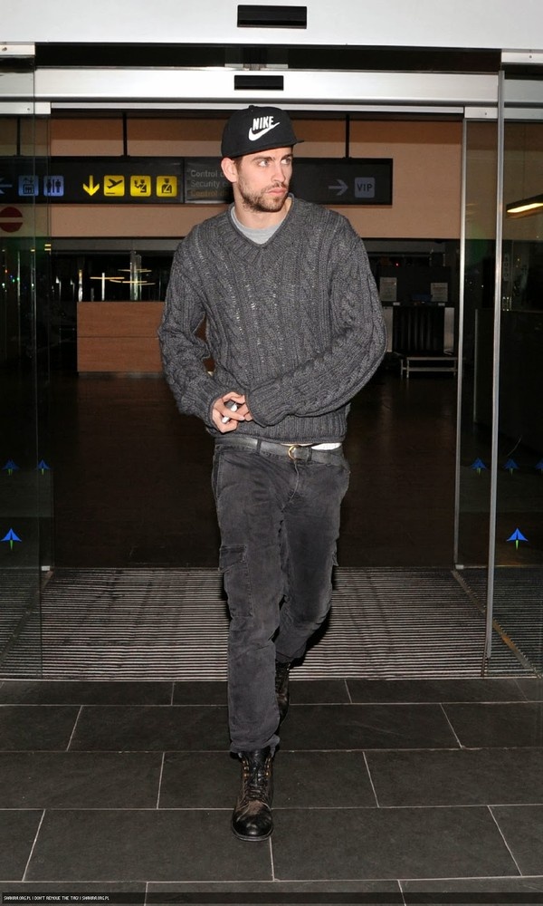 Dù là những bộ suit bóng bẩy hay trang phục street style đơn giản, thoải mái; Gerard Pique đều sở hữu một sức hút nhất định. Thậm chí, phong cách thời trang còn khiến anh trông trẻ hơn nhiều so với độ tuổi 27.