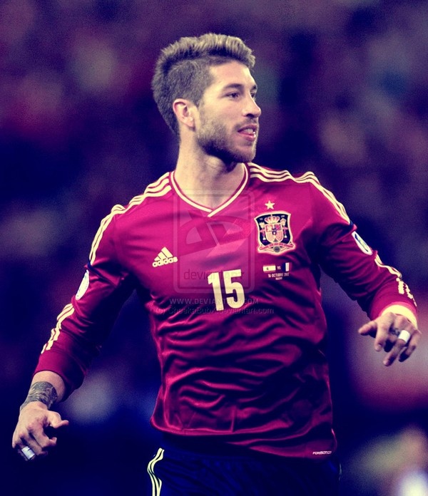 Tuyển thủ của Tây Ban Nha tạo nên sức hút cho phong cách cá nhân bằng chút bụi bặm đi kèm với vẻ nam tính lãng tử.