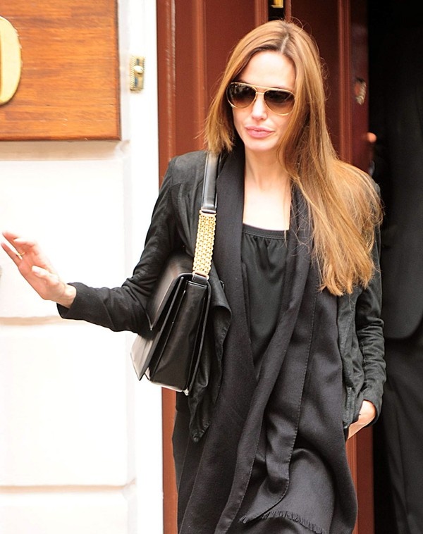 Bên cạnh các mẫu túi của Louis Vuitton hay Saint Laurent, bà mẹ nổi tiếng này tất nhiên còn kết nạp thêm nhiều mẫu thiết kế túi đẳng cấp khác của những thương hiệu thời trang hàng đầu thế giới như Valentino, Jimmy Choo, Chloe... Túi Histoire Bag của Valentino.