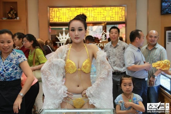Chiếc áo lót được chạm trổ cặp chim phượng rất tinh xảo đi kèm với chiếc quần lót cũng bằng vàng rất mỏng manh. Không chỉ khắc hình các con vật quý hiếm như rồng, phượng hoàng… mà trên chiếc áo còn có dòng chữ tên của cửa hiệu vàng. Chiêu quảng bá của cửa hàng này nhanh chóng thu hút đông đảo khách hàng ghé thăm cửa hàng và chụp ảnh lưu niệm.