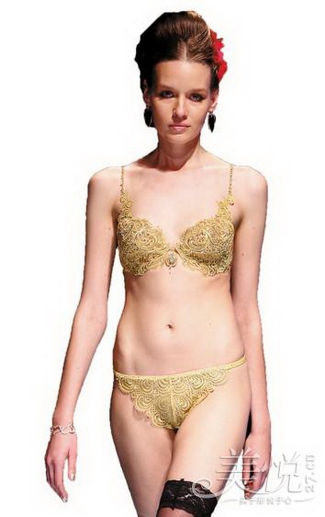 Bộ đồ lót bằng vàng nguyên chất tại tuần lễ thời trang quốc tế ở Bắc Kinh, Trung Quốc, ngày 24 tháng 10 năm 2011. Nhà thiết kế phải mất 6 tháng để hoàn thành. Bộ đồ lót này nặng 1000 gram, trị giá trên 4 triệu nhân dân tệ (khoảng gần 14 tỉ đồng).