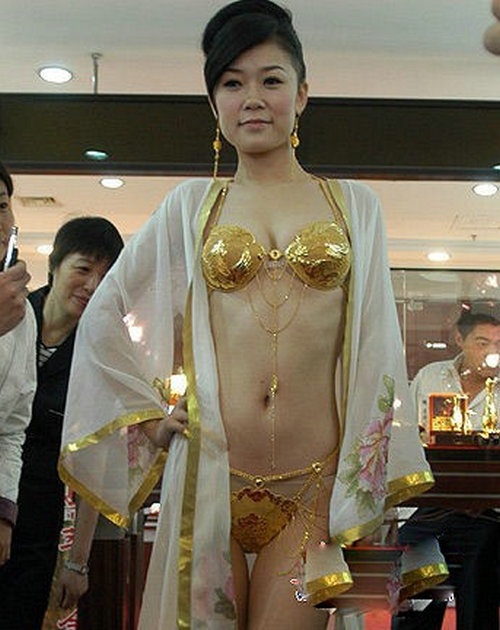 Chiếc áo lót nặng 950 gram, trị giá 20 vạn nhân dân tệ, do một công ty sản xuất đồ lót tại Thẩm Dương, Trung Quốc tạo ra trong vòng bốn tháng.