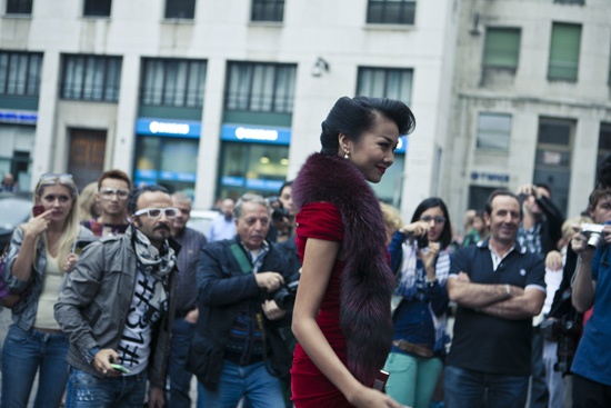 Nhìn lại hình ảnh Thanh Hằng trong chiếc váy cũng mang chất liệu nhung tại Tuần sự lễ thời trang Milan Xuân/Hè 2013. Với gam màu đỏ thẫm quý phái cùng cách kết hợp khăn choàng lông, kiểu tóc búi sang trọng và phụ kiện tinh tế, Thanh Hằng trông quyến rũ và đẳng cấp hơn hẳn. 