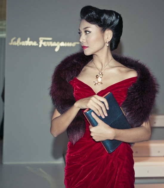 Từ phụ kiện vòng cổ và khuyên tai.....