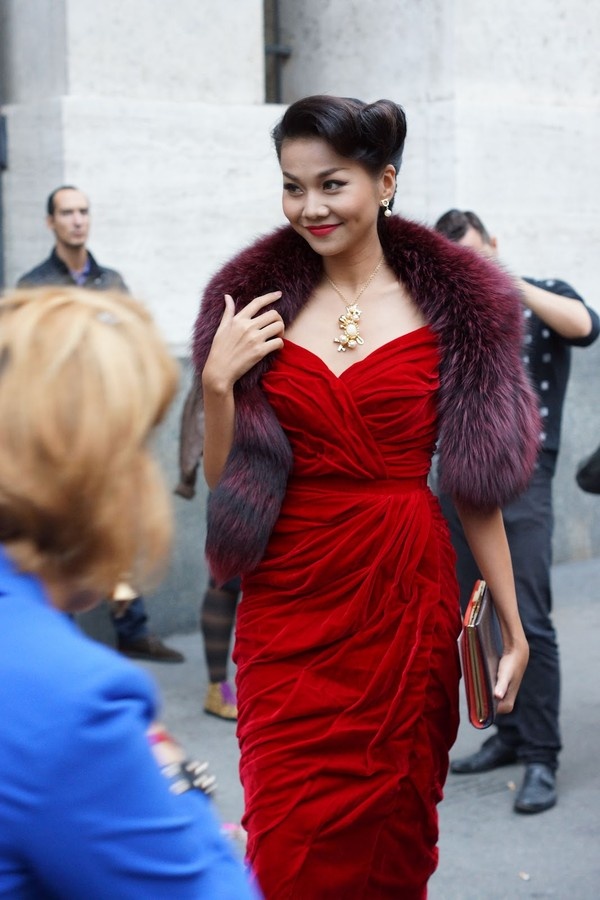 ...  đến phong cách trang điểm môi đỏ, kiểu tóc cổ điển, tất cả đều khiến mọi người phải trầm trồ trước vẻ quyến rũ, sang trọng và nổi bật của người đẹp.