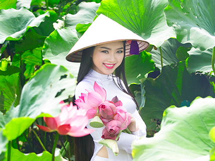 Hoa hau cac dan toc Viet Nam dep diu dang giua dam sen hinh anh