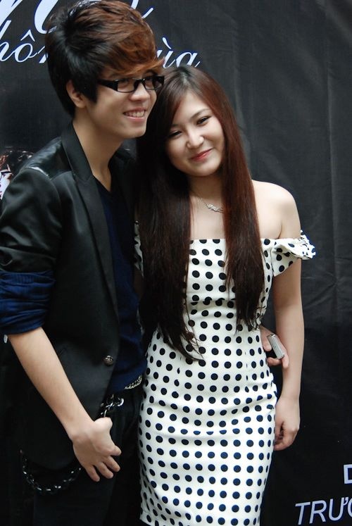 Sau khi trở thành quán quân The Voice Việt mùa đầu tiên, Hương Tràm bận rộn với công việc, các dự án âm nhạc. Còn Bùi Anh Tuấn lại liên tiếp vướng vào những scandal không đáng có, ảnh hưởng nhiều đến tên tuổi cũng như con đường âm nhạc anh đi. Từ đây rộ lên thông tin cả hai đã chia tay nhau như nhiều cặp đôi sao Việt khác. Bản thân Bùi Anh Tuấn cũng từng chia sẻ trên Facebook cá nhân về việc này: “Mọi người chỉ cần hiểu hiện tại Tuấn và Tràm vẫn là anh em thân thiết, không có chuyện gì đâu... Đừng lo lắng gì cả nhé”. Dẫu vậy, sau này, mỗi khi nhắc tới những cô bạn gái chớp nhoáng của Bùi Anh Tuấn, không thể thiếu cái tên Hương Tràm. 