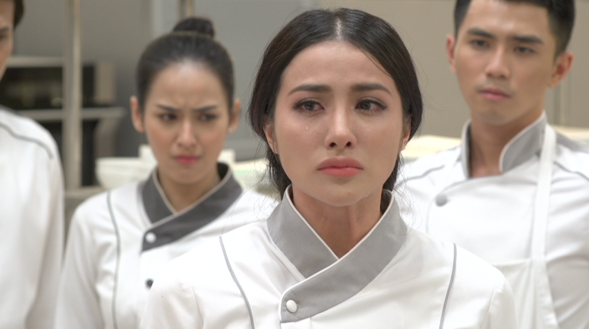 Đầu bếp Trang (Trương Nhi) rơi lệ khi Duy rời khỏi Avilon. Cô đã thầm thương trộm nhớ chàng bếp phó điển trai từ lâu.