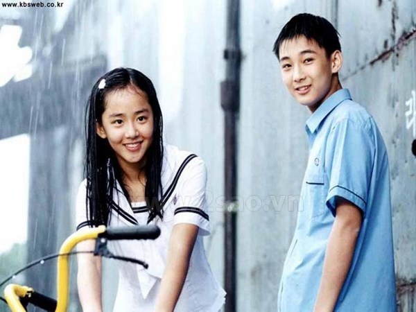 Choi Woo Hyuk và Moon Geun Young hóa thân thành cặp đôi Joon Suh và Eun Suh thời niên thiếu trong Trái tim mùa thu.