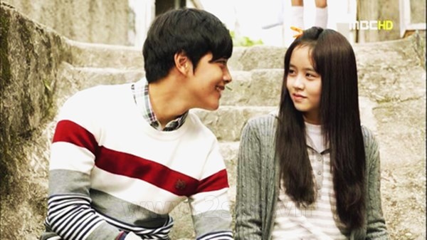 Yeo Jin Goo và Kim So Hyun thể hiện cặp đôi Han Jung Woo và Lee Soo Yeon thời đi học  trong bộ phim truyền hình bi thương Missing You.