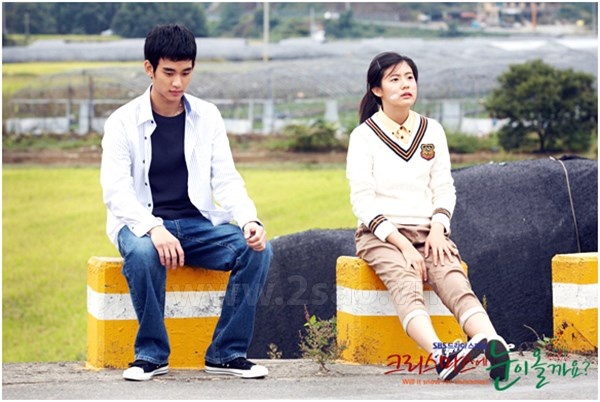 Kim Soo Hyun và Nam Ji Hyun thể hiện nhân vật Cha Kang Jin và Han Ji Wan thời niên thiếu trong Will It Snow For Christmas.