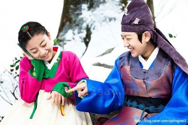 Kang Min Ah và Chae Sang Woo hóa thân thành nhân vật Jang Ok Jung và Lee Soon thời thơ ấu trong Jang Ok Jung, Lives In Love.
