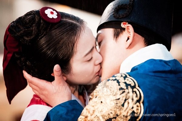 Kang Chan Hee và Kim Sae Ron thể hiện cặp đôi Dong Joo và Woo Ri thưở nhỏ trong  Can You Hear My Heart.