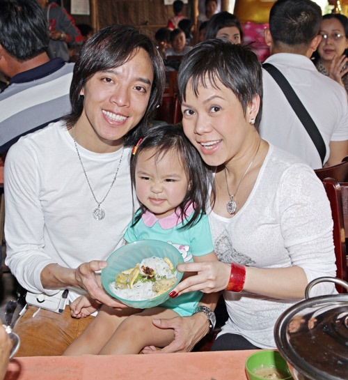 Việt Hương bên người chồng thứ hai.