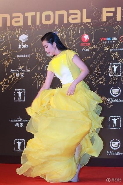 Nhiều lúc, bộ trang phục tỏ ra cồng kềnh và vướng víu.