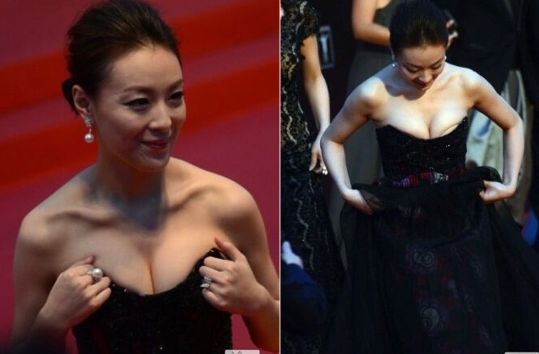 Khi nhận ra vấn đề, người đẹp vội vàng kéo váy che ngực.