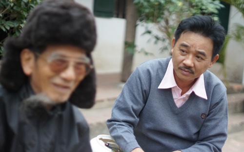 NSƯT Quốc Khánh vào vai ông trưởng thôn gàn dở nhưng tốt bụng.