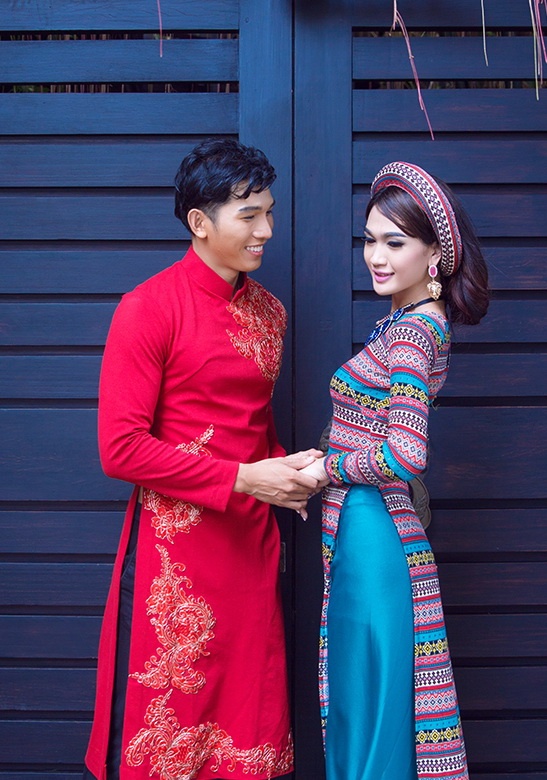 Rita Roze là người mẫu ảnh, cô thực hiện rất nhiều bộ ảnh cho các tạp chí thời trang, tuy  nhiên đến khi diện các thiết kế áo dài của NTK Nhật Dũng, Rita rất thích và nói rằng cô cảm thấy mình dịu dàng, nữ tính hơn rất nhiều với áo dài Việt Nam. 