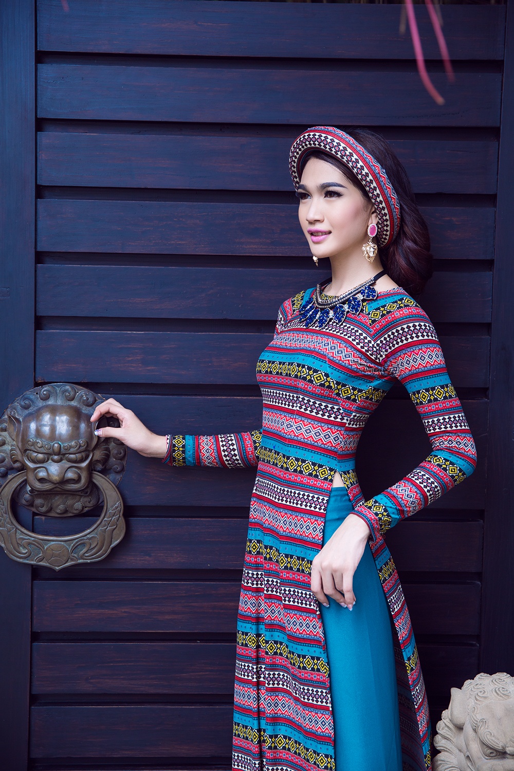 NTK Nhật Dũng lấy sự đơn giản, tối giản chi tiết để làm nổi bật lên vẻ đẹp ,đường cong của người phụ nữ khi diện thiết kế này. 