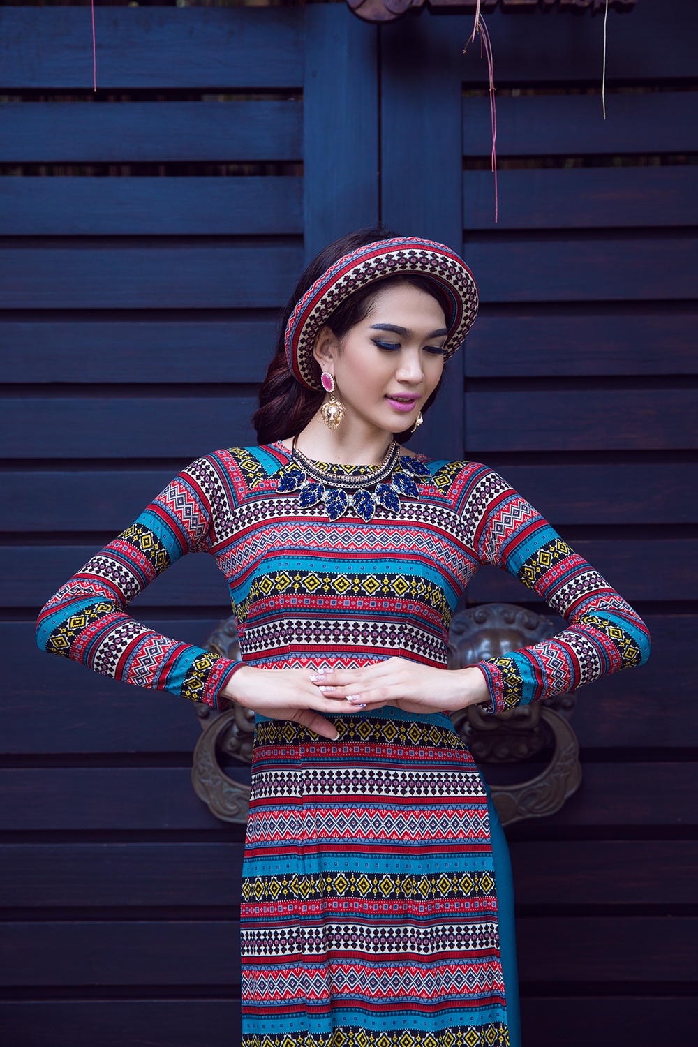 Bên cạnh người đẹp, Ngọc Tình diện thiết kế áo dài màu đỏ dành cho nam giới thanh lịch, hiện đại và đậm đà tính truyền thống.