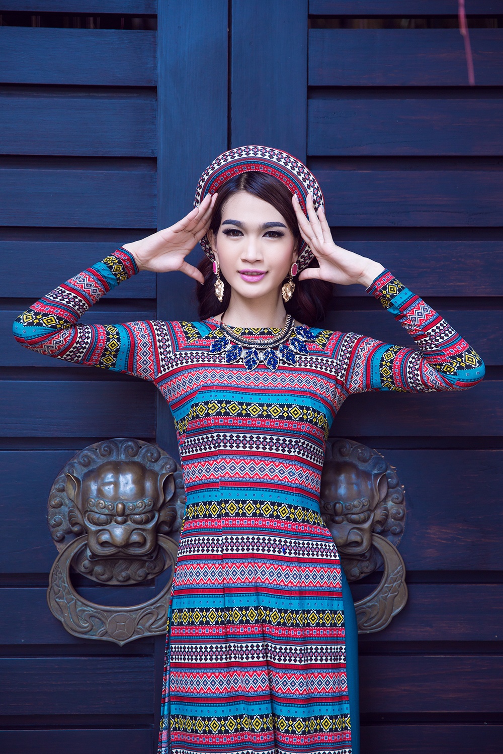 Áo dài nam của Ngọc Tình vừa hiện đại lại vừa truyền thống, rất dễ mặc đến bất cứ một sự kiện nào để thể hiện sự trang trọng, lịch thiệp. 