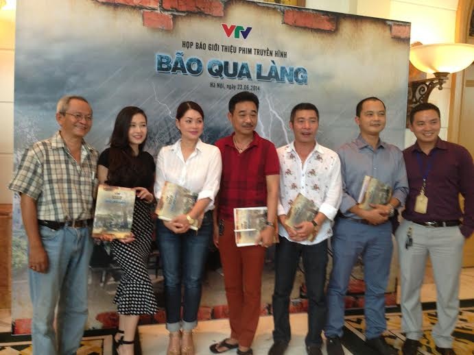 Ê kíp đoàn làm phim chụp ảnh kỉ niệm tại buổi họp báo ra mắt phim hôm 23/6.