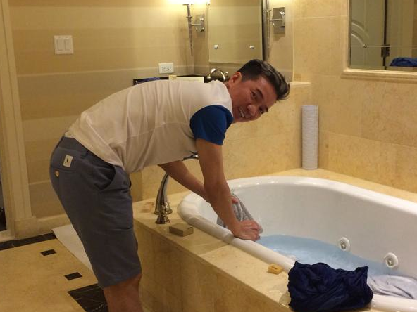 Mr. Dam cong lung giat vali trong khach san xa hoa hinh anh