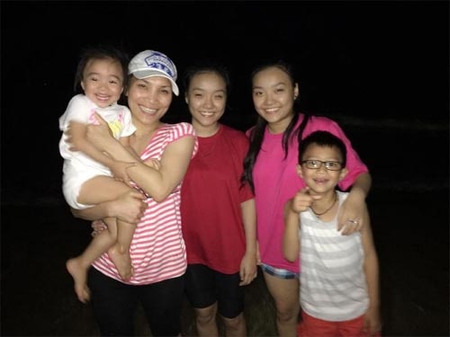 Vợ chồng ca sĩ Hồng Ngọc đưa các con đi biển đêm ở Vũng Tàu.