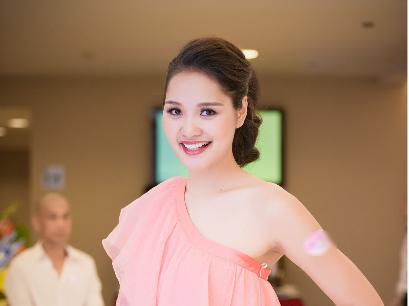 Hoa hau Huong Giang rang ro khoe vai tran goi cam hinh anh