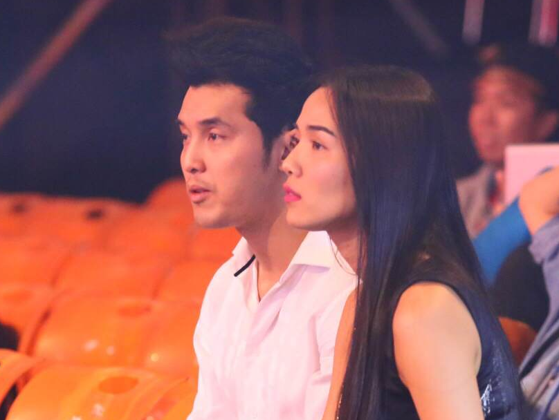 Ung Hoang Phuc cung ban gai chan dai di duyet chuong trinh hinh anh