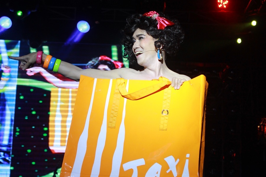 Minh Thuan lai gia gai ben cac nghe si Guong mat than quen hinh anh