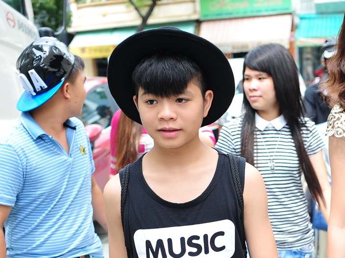 Quang Anh an van ca tinh di xem The Voice Kids mua 2 hinh anh